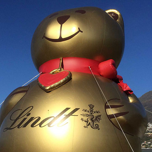 aufblasbarer-Werbetraeger-TeddyBaer riesiger Teddybär mit Luft gefüllt steht auf einem gut sichtbaren Platz