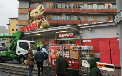 Aufblasbarer Osterhase, der Kunden anlockt