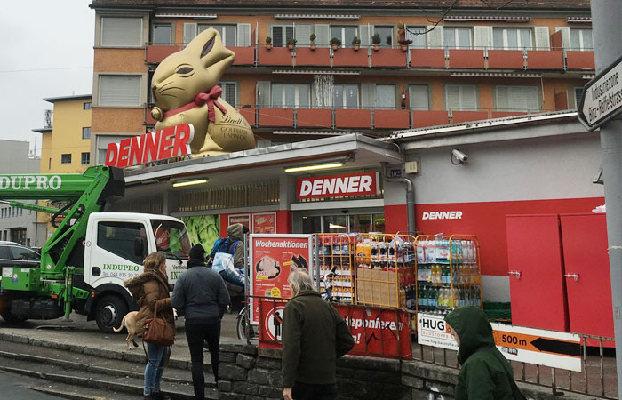 Aufblasbarer Osterhase, der Kunden anlockt