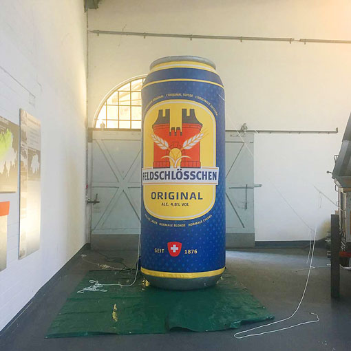 inflatable-bierdose-feldschloesschen aufblasbare grosse Bierdose mit Luft gefüllt