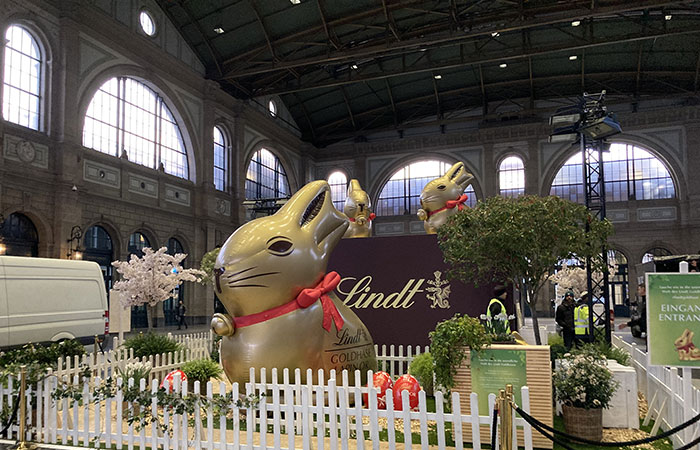 Lindt Goldhasen stehen am Hauptbahnhof Zürich und verzücken das Publikum mit der Point of Sale Promotion