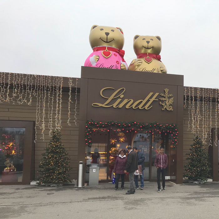 Teddybar-Lindth-Chocolate-shop-inflatable