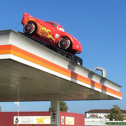 aufblasbare-werbetraeger-auto-tankstellendach aufblasbares Auto auf dem Dach von Coop Tankstelle
