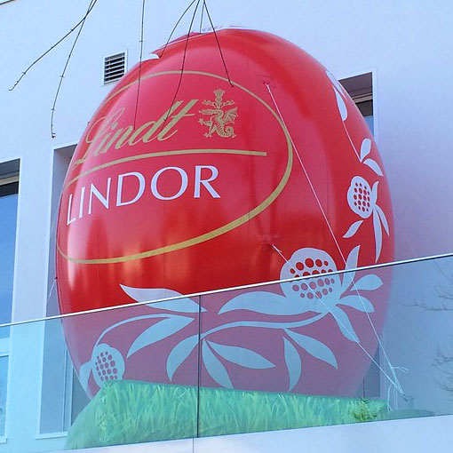 aufblasbare-werbetraeger-riesiges-Schokiei-Lindor aufblasbares Lindor-Osterei auf Balkon