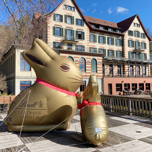 aufblasbareer-Osterhase-Lindth-aufterrasse-510 aufblasbarer goldiger Osterhase von Lindth steht auf einer Aussichtsterrasse