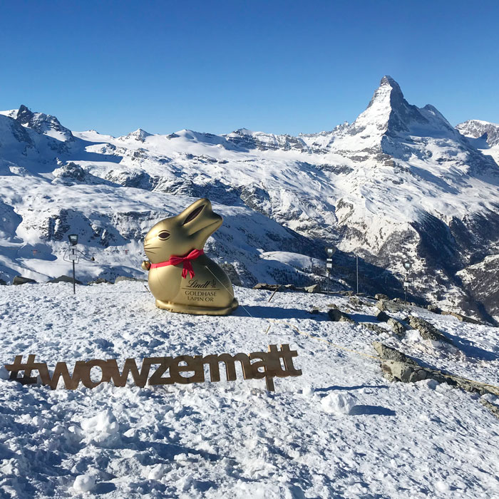 aufblasbarer-Goldhase-Lindth-Zermatt-Matterhorn