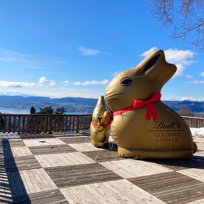 aufblasbarer Osterhase von Lindt steht in einer Eingangshalle
