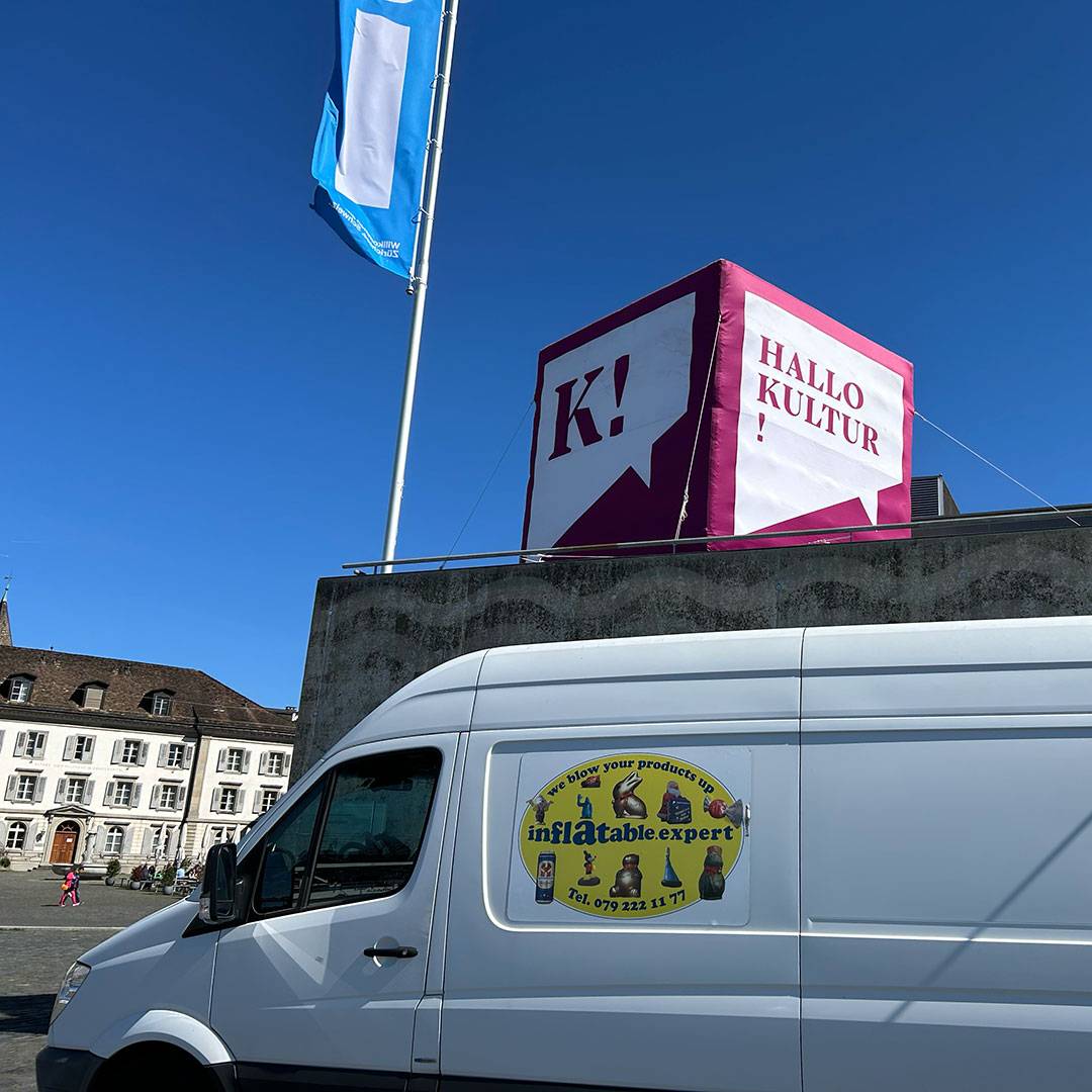 aufblasbares Auto auf dem Dach von Coop Tankstelle