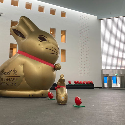 aufblasbarer-osterhase-promotion-halle aufblasbarer Osterhase von Lindt steht in einer Eingangshalle