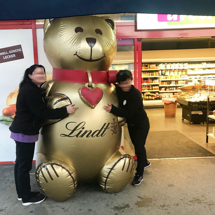 aufblasbarer Teddybär als Promotion von Lindt am POS