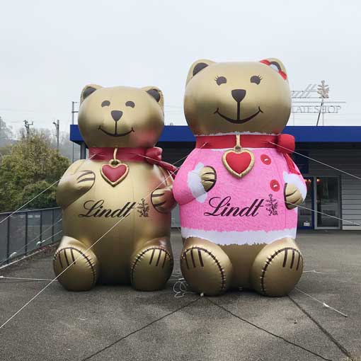 inflatables-Services-Lindt-Chocolate-Shop Inflatables stehen vor dem Lindth Chocolate-Shop