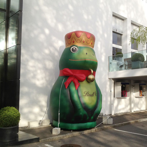 aufblasbarer Osterhase von Lindt steht in einer Eingangshalle