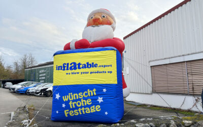 🎄 Frohe Festtage vom 5 Meter Weihnachtsmann! 🎄