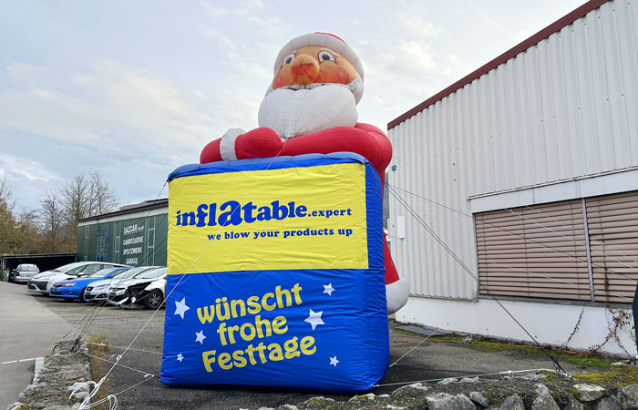 🎄 Frohe Festtage vom 5 Meter Weihnachtsmann! 🎄